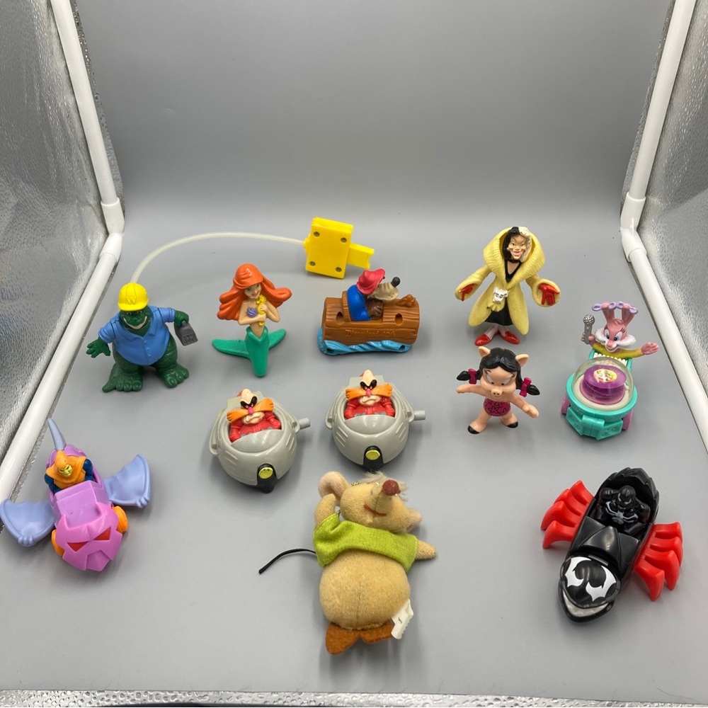 Vintage 1991-05 Disney/Looney Toons/Sonic/Marvel Lot of 11 Toys/Figurines